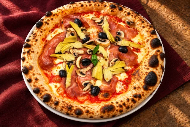 Pizza Capricciosa nach einer eigenen Cortina-Kartenaufnahme neu inszeniert