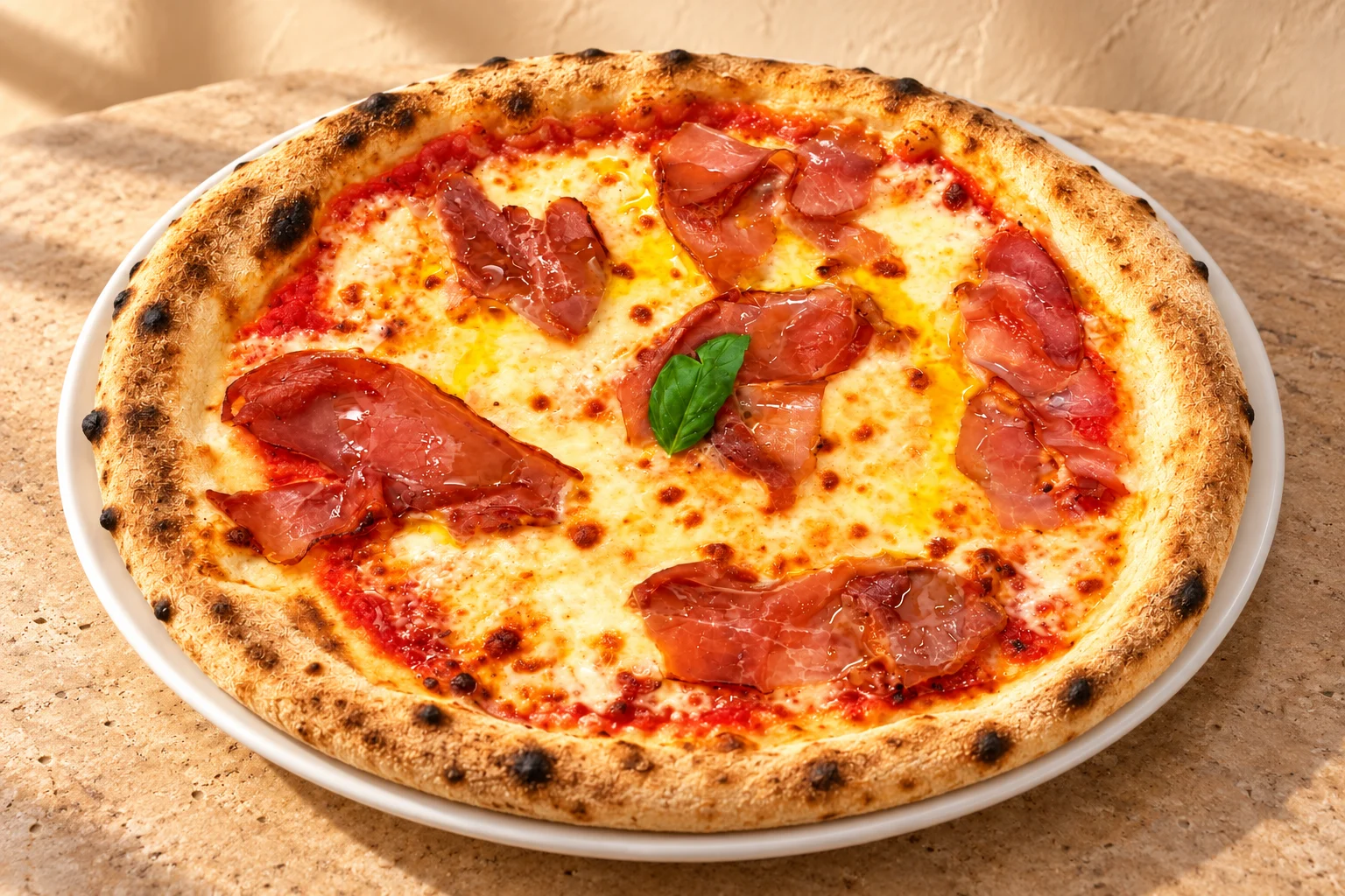 Cortinas Pizza Prosciutto mit Schinken und Basilikum, neu inszeniert auf hellem Stein