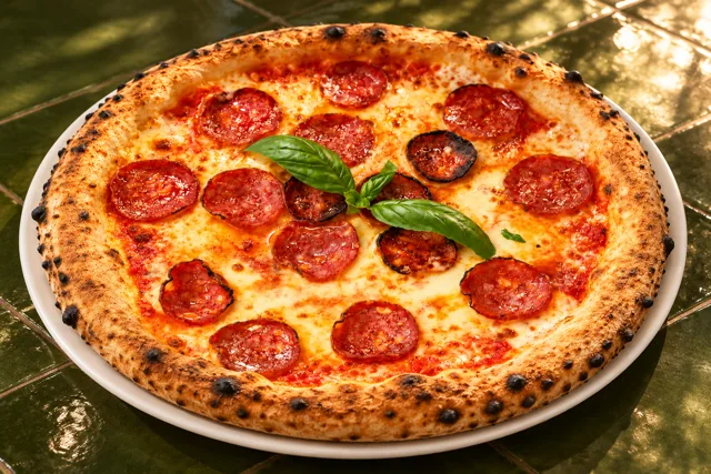 Pizza Salami nach einer eigenen Cortina-Kartenaufnahme neu inszeniert